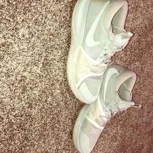 Used basketball shoes doesn’t come with box